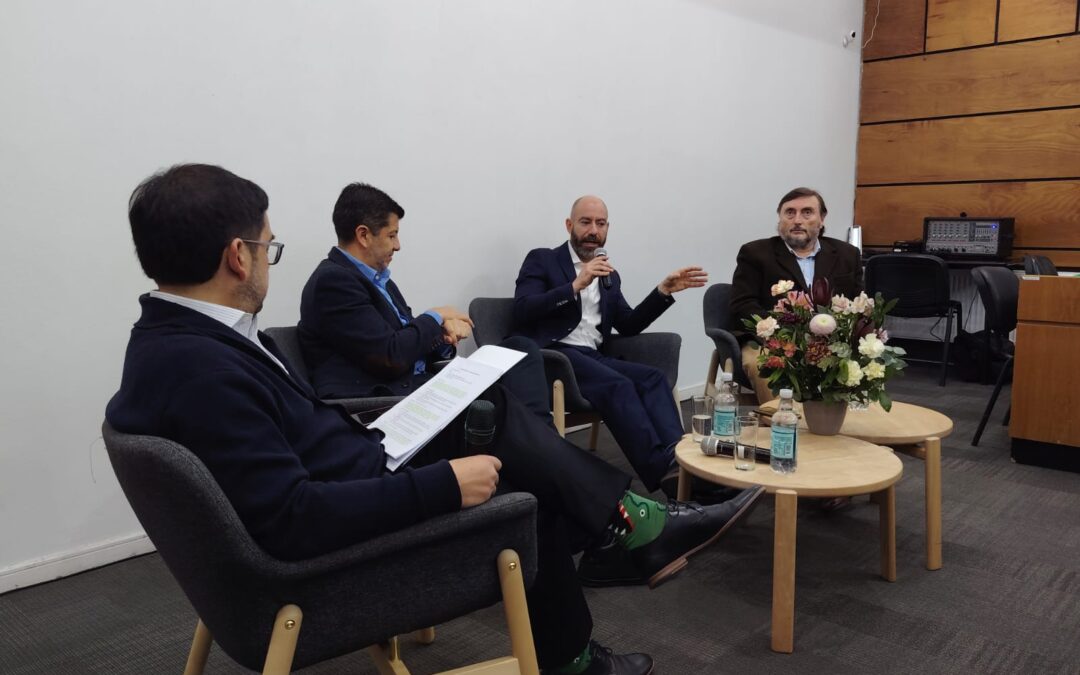 Gerente de H2V Biobío expone en panel de transición energética dirigido a alumnos de la UDD